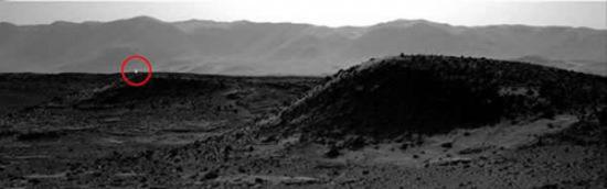 “好奇”号从火星上发回的最新照片中发现神秘亮光