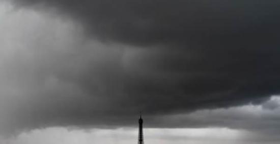 法国巴黎天空惊现罕见火彩虹