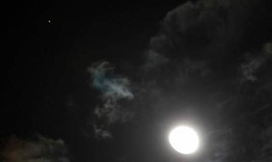 江西九江夜空中出现“火星合月”天象