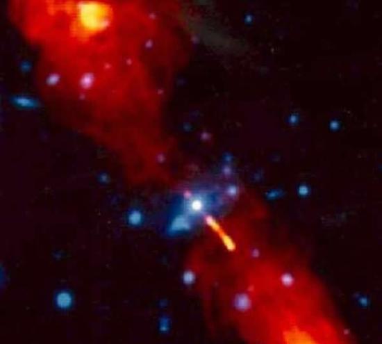 图中显示的中央蓝色天体为活动星系核，其能量来自背后的黑洞