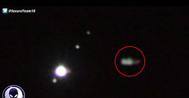 UFO爱好者声称在木星方向拍到“星际母舰”。图像是在后花园用长镜头佳能650D相机拍摄。