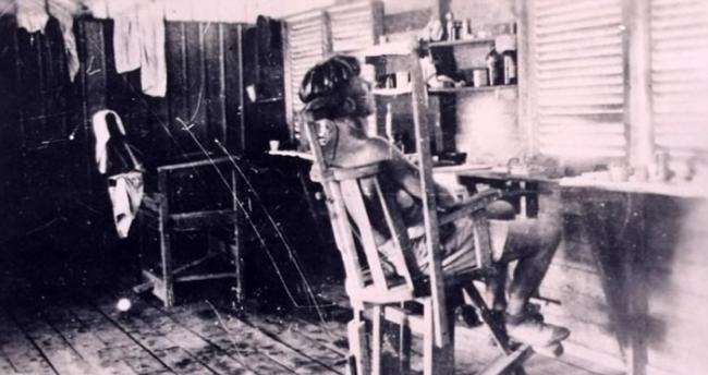 有战俘被绑在椅上饱受虐待。