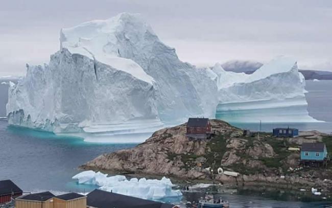 重约11吨巨型冰山逼近格陵兰岛伊纳苏特村