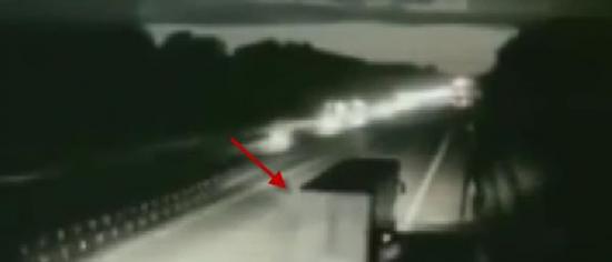 德国道路监控拍下神秘事件：行进的卡车被强光袭击整个抬离高速公路