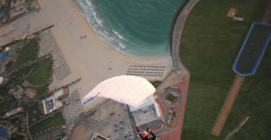 跳伞运动员成功创下世界最小降落伞跳伞记录