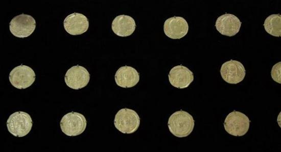 考古学家在耶路撒冷圣殿山附近挖掘发现36枚雕刻着拜占庭帝国图案的金币