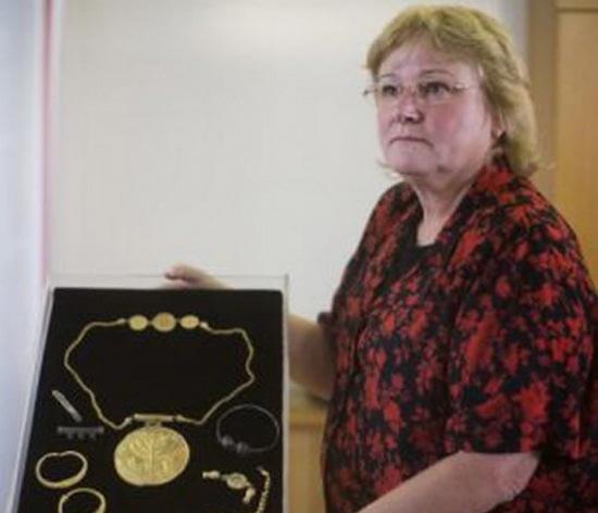 希伯莱大学艾拉特-马萨尔展示挖掘发现一个精美的直径10厘米黄金浮雕奖章