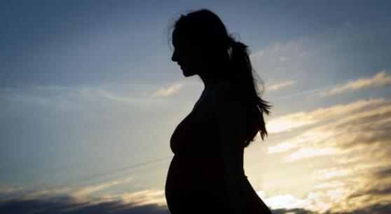 研究指受孕时男孩和女孩数目相等，只是在怀孕期间有更多女性胎儿死亡，导致男婴出生率稍高。