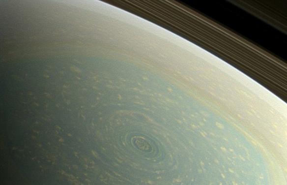 其他图像显示，该六边形涡旋的旋转速度与土星自转速度相同，同时还发现有一个高速气流随着其轨迹自西向东以354公里的时速旋转。