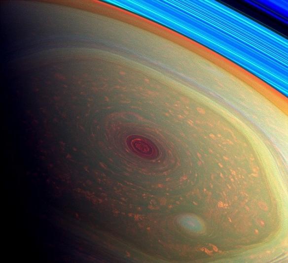 这张假彩色图片显示的是围绕土星北极旋转的巨大六边形涡旋。根据近期一项计算机模拟的研究结果，这一奇景可能是土星大气层深处的风在云层水平上冲撞高速气流而形成的。