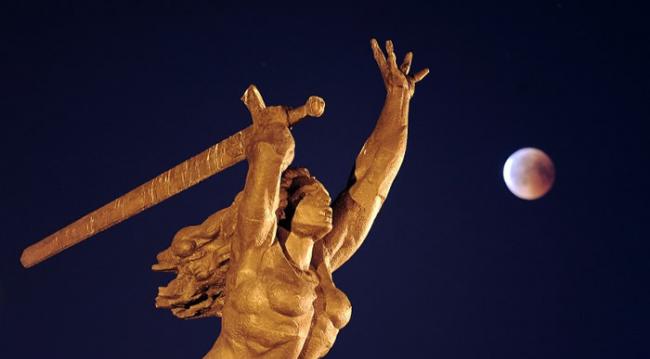 波兰华沙有摄影师利用血月，为尼姬雕像增添背景。