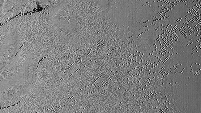 科学家发现冥王星的一些地区布满了坑洞，深度从数十米到数百米不等