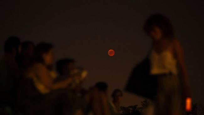 西班牙首都马德里有市民聚集，观赏血月。