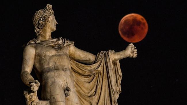 血月恍如成为希腊雅典的阿波罗神像的玩具。
