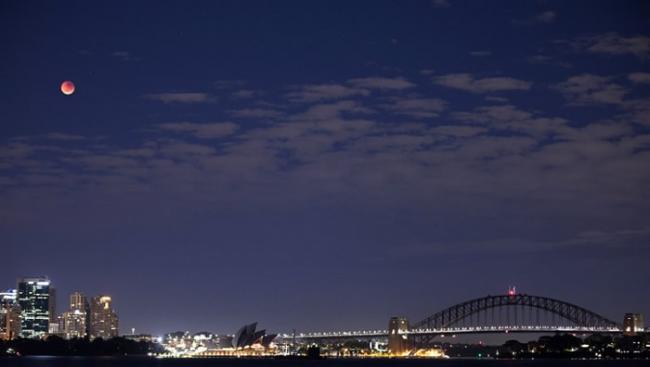 悉尼夜空出现血月。