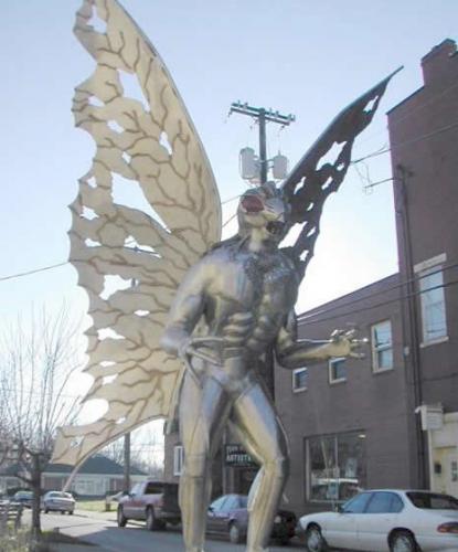 美国西维吉尼亚州的欢乐镇有「天蛾人」雕像