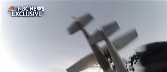 美国两架小型飞机3000米高空相撞