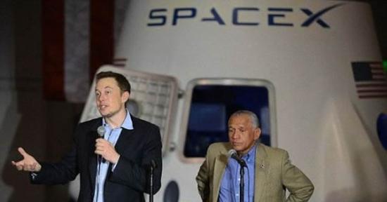 亿万富豪埃隆-马斯克(左)与美国宇航局的查尔斯-博登在一起，他宣布，他的太空探索技术公司正在一步步“逼近”2020年在火星上建立一个聚居地的目标，并希望以每人5