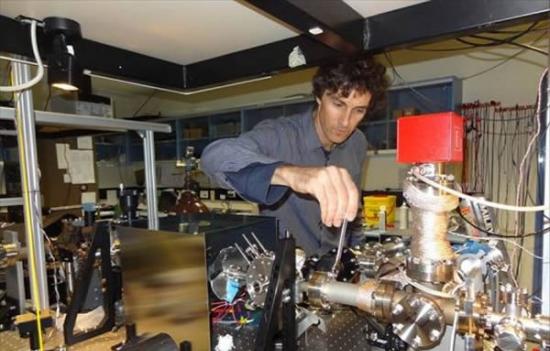 西澳大利亚大学副教授约翰-迈克菲伦。迈克菲伦领导的研究小组正在与时间赛跑，研制精确度达到世界领先水平的原子钟。他们的原子钟将用于一项实验，测量宇宙的一个基本常数