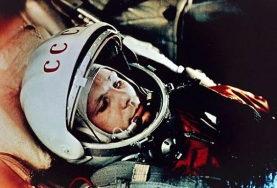 1961年4月12日，年轻的苏联宇航员尤里・加加林乘坐“东方1号”飞船进入太空，成为首位进入太空的人类宇航员，开启载人航天时代