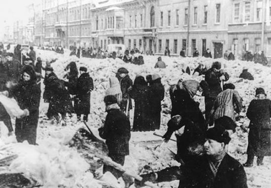 1941～1942年的冬天，当列宁格勒被德国军队围攻时，工人们因饥寒交迫而日渐衰弱，但仍不辞劳苦地清理积雪。