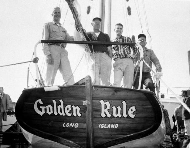 1958年3月25日，黄金定律号的船员在从加州启航到马绍尔群岛抗议核弹试爆之前，摆姿势拍照。 Photograph by AP