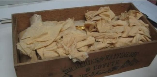 木盒内藏金箔和人骨碎片。