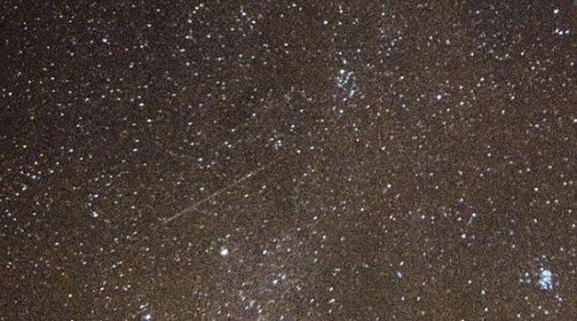 图中是2014年在英国普利茅斯市拍摄的猎户座流星云。据悉，本周地球将迎来壮观的猎户座流星雨。