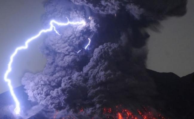 日本樱岛火山昭和火山口爆炸式喷发 火山灰喷至5千米高空