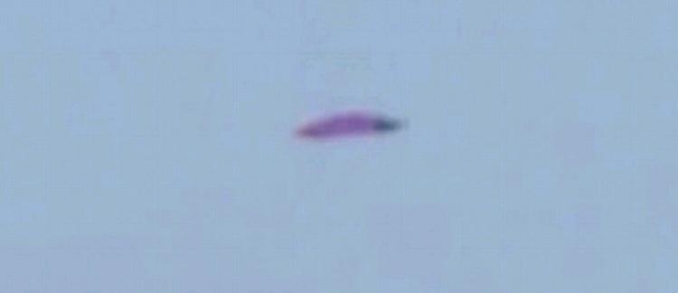 秘鲁电视台在首都利马拍摄到天空有紫色碟状UFO盘旋