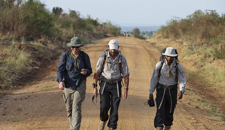 美国记者马修・鲍威尔（左）曾伴着伍德（中）旅行一周，他于3月份在乌干达因酷热而死。