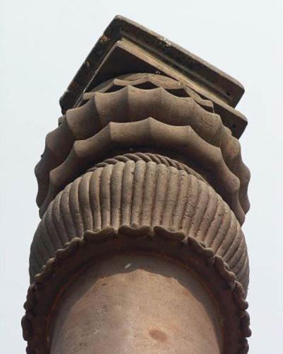 德里铁柱的顶端。
