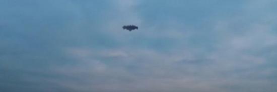 美国网友在纽约上空拍到疑似飞碟的盘状飞行物