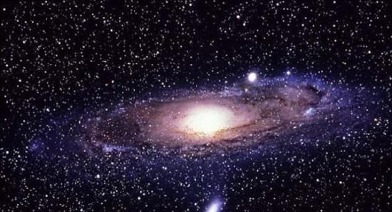 图为仙女座。目前认为暗物质大约组成了宇宙中所有物质的85％，并形成了宇宙的结构。