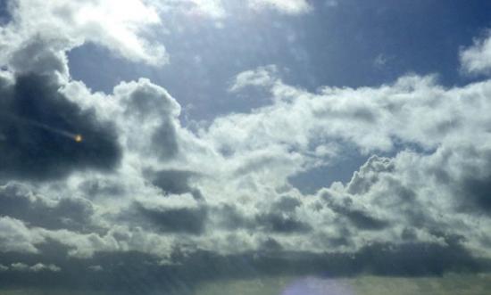 英国摄影爱好者在拍摄云层时拍到不明飞行物