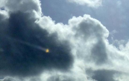 英国摄影爱好者在拍摄云层时拍到不明飞行物