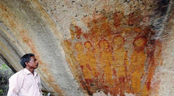 印度切蒂斯格尔邦一处万年洞穴中发现疑似刻划着外星人及UFO的史前壁画