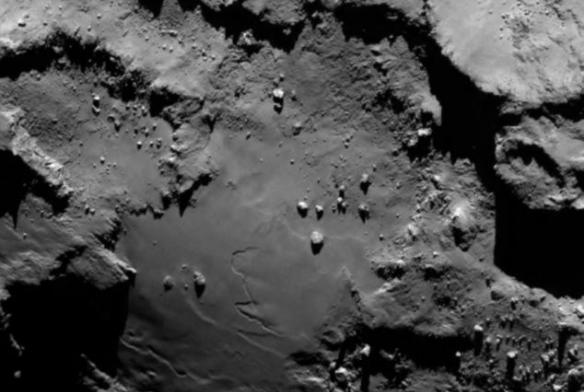 这张照片展示了楚留莫夫-格拉希门克彗星“身体”截面“底部”光滑区域的特写细节。欧洲航天局罗塞塔号探测器奥西里斯窄角相机拍到这张照片，11日上传到网上。
