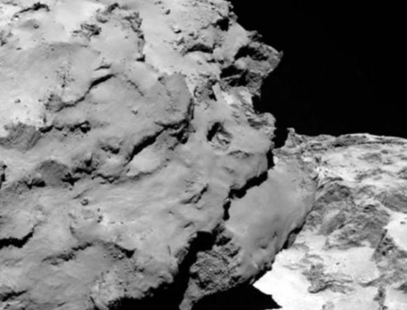 照片展示楚留莫夫-格拉希门克彗星的特写细节。科学家希望在接下来几个月内更好地了解这颗彗星。在这张照片中，楚留莫夫-格拉希门克彗星的“头”位于左边，“身体”在右边