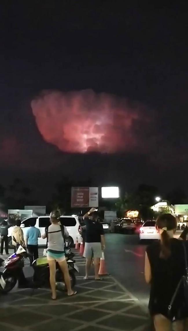 新西兰男子在泰国布吉岛度假时拍到天空异象：神秘UFO雷电中现云间