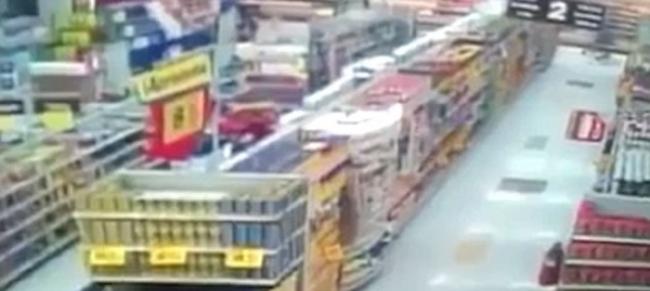 墨西哥某超市货架上的商品无缘无故散落地上 疑似被“鬼魂”控制