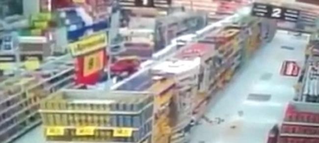 墨西哥某超市货架上的商品无缘无故散落地上，疑似被“鬼魂”控制