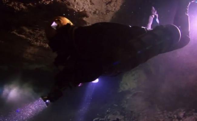 博德等人在巴哈马群岛的狭窄水下洞穴探索时，忽然遇上水底山崩。