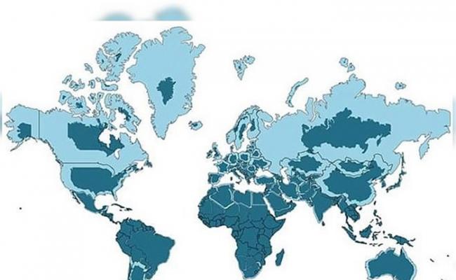 浅蓝区域为麦卡托地图，深蓝区域为各大陆真正大小。