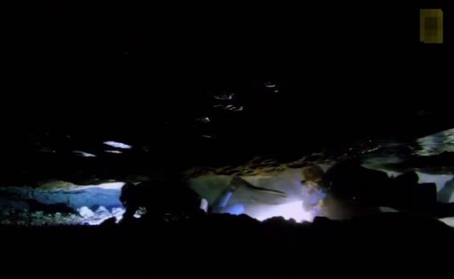 水下洞穴非常狭窄，潜泳时很容易碰撞到峭壁引发山崩。