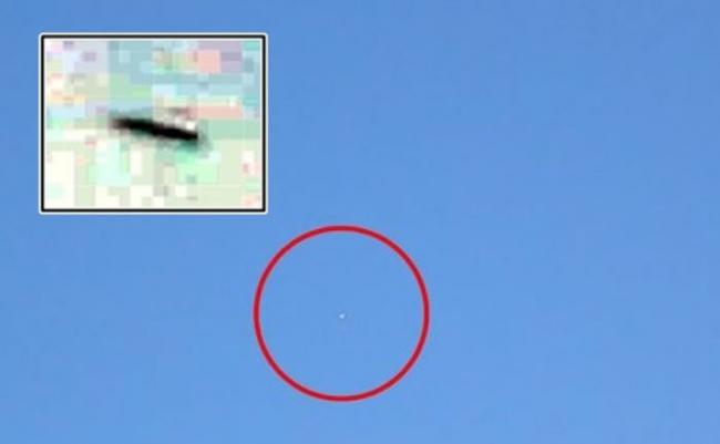 疑似UFO（红圈）从天空飞过，另一疑似UFO（小图）则状似雪茄。