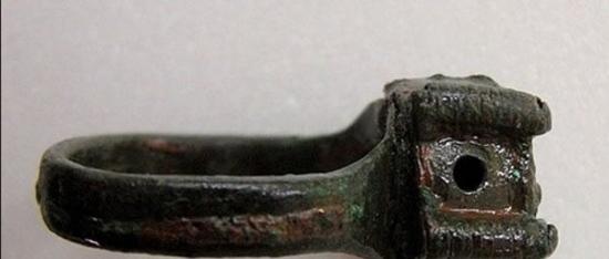 保加利亚考古学家发现一枚中世纪青铜“毒戒指”