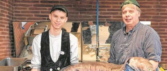 德国渔民捕获世界上最大的鳗鱼