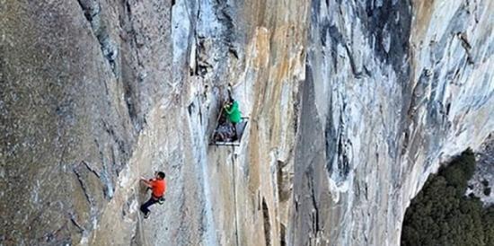 来自美国加利福尼亚州的30岁男子约根森和科罗拉多州的36岁男子卡德威仅靠双手和双脚攀登优胜美地国家公园酋长巨石(El Capitan)，两人的吃睡都在酋长巨石“