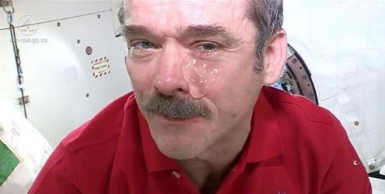 加拿大宇航局宇航员克里斯・哈德菲尔德（Chris Hadfield）演示了在低重力环境下哭泣的效果